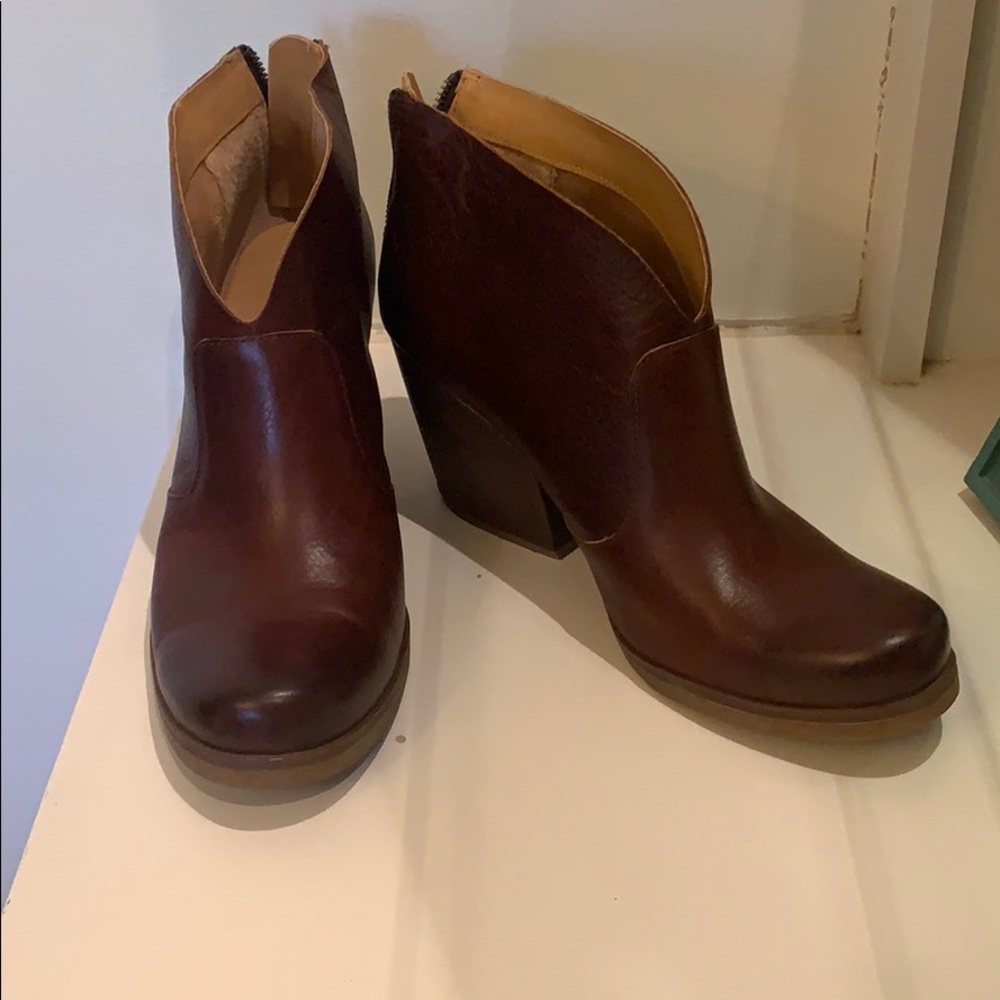 Korks brown booties